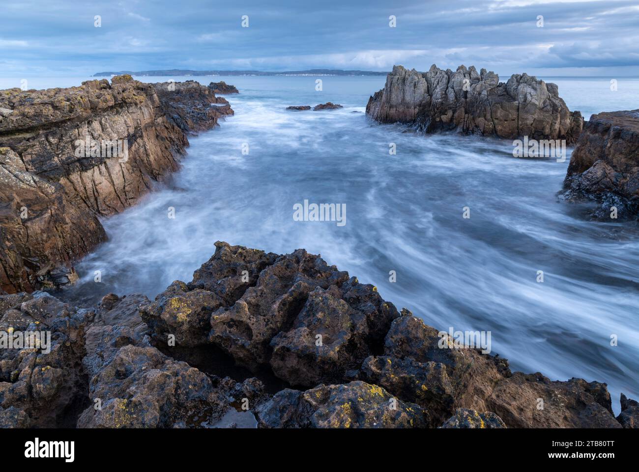 Paysage marin rocheux à Ballycastle Beach, donnant sur l'île de Rathlin, Causeway Coast, Irlande du Nord, Royaume-Uni. Automne (novembre) 2022. Banque D'Images