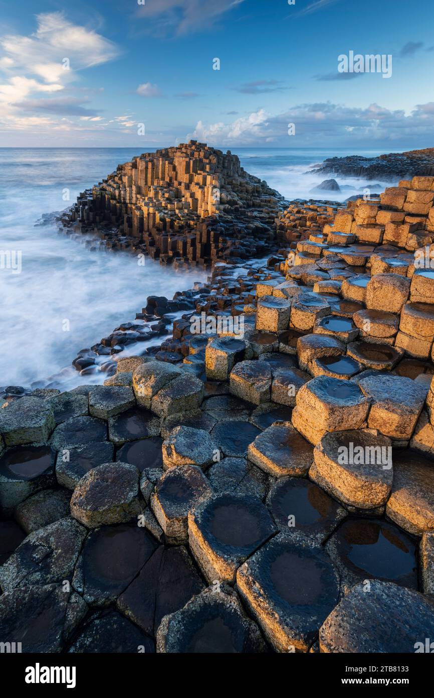 Colonnes de basalte sur le site du patrimoine mondial de la chaussée des géants sur la côte de chaussée, Bushmills, comté d'Antrim, Irlande du Nord. Automne (novembre) 2022. Banque D'Images