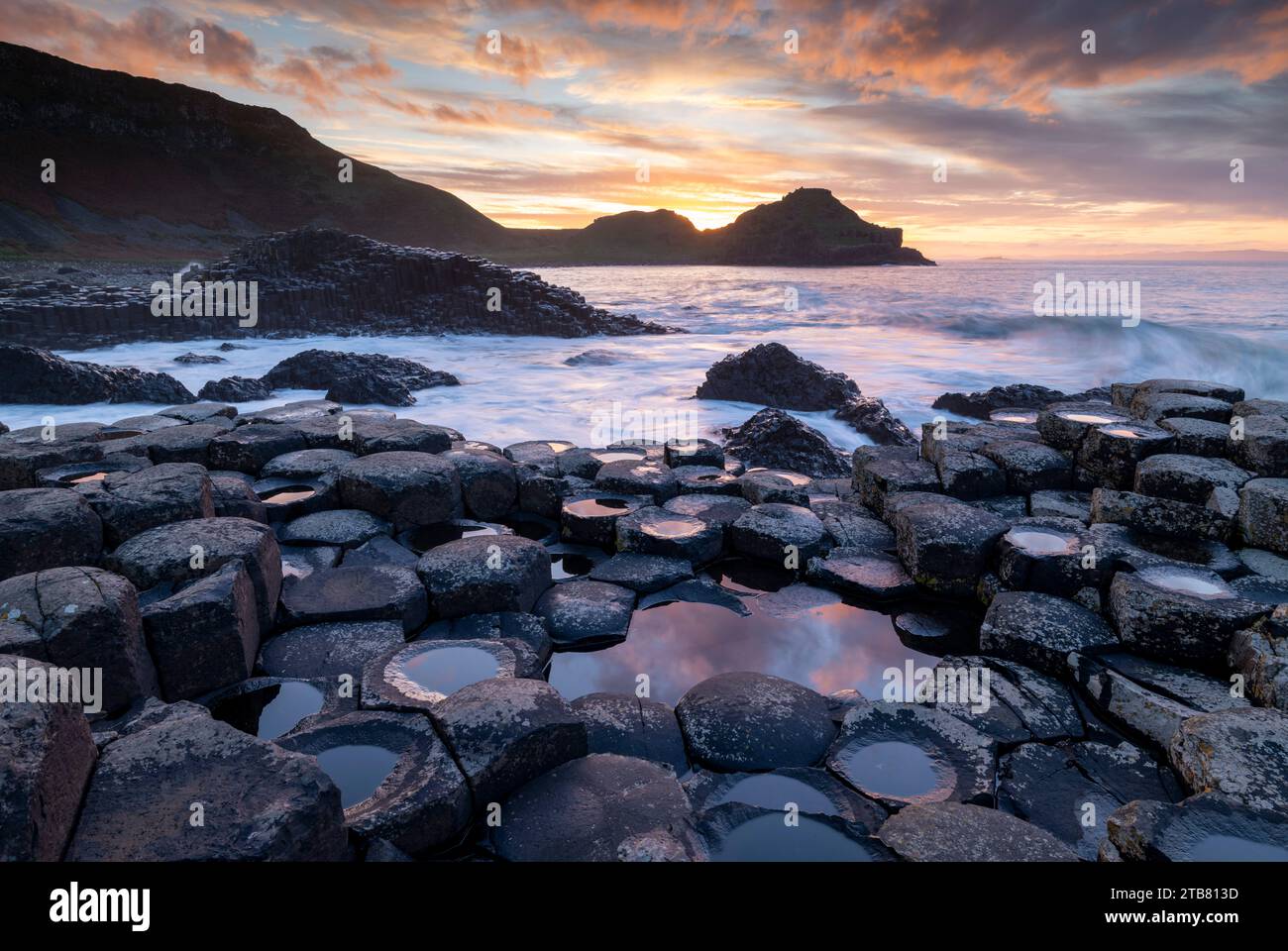 Magnifique coucher de soleil sur la chaussée des géants, Bushmills, Irlande du Nord, Royaume-Uni. Automne (novembre) 2022. Banque D'Images