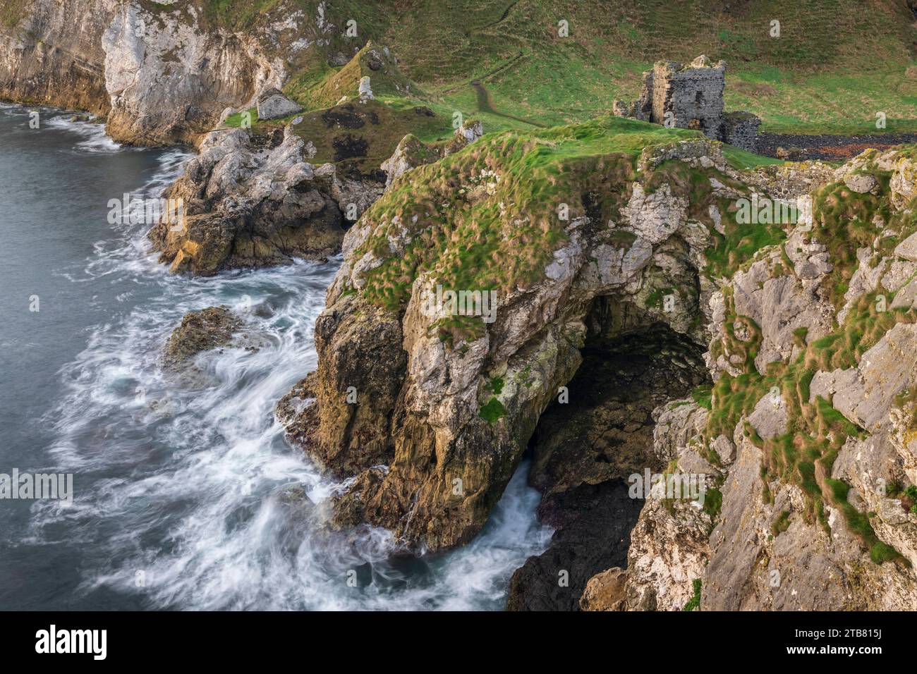 Les ruines du château de Kinbane sur un promontoire au sommet d'une falaise près de Ballycastle sur la côte de Causeway, comté d'Antrim, Irlande du Nord, Royaume-Uni. Automne (novembre) 2 Banque D'Images