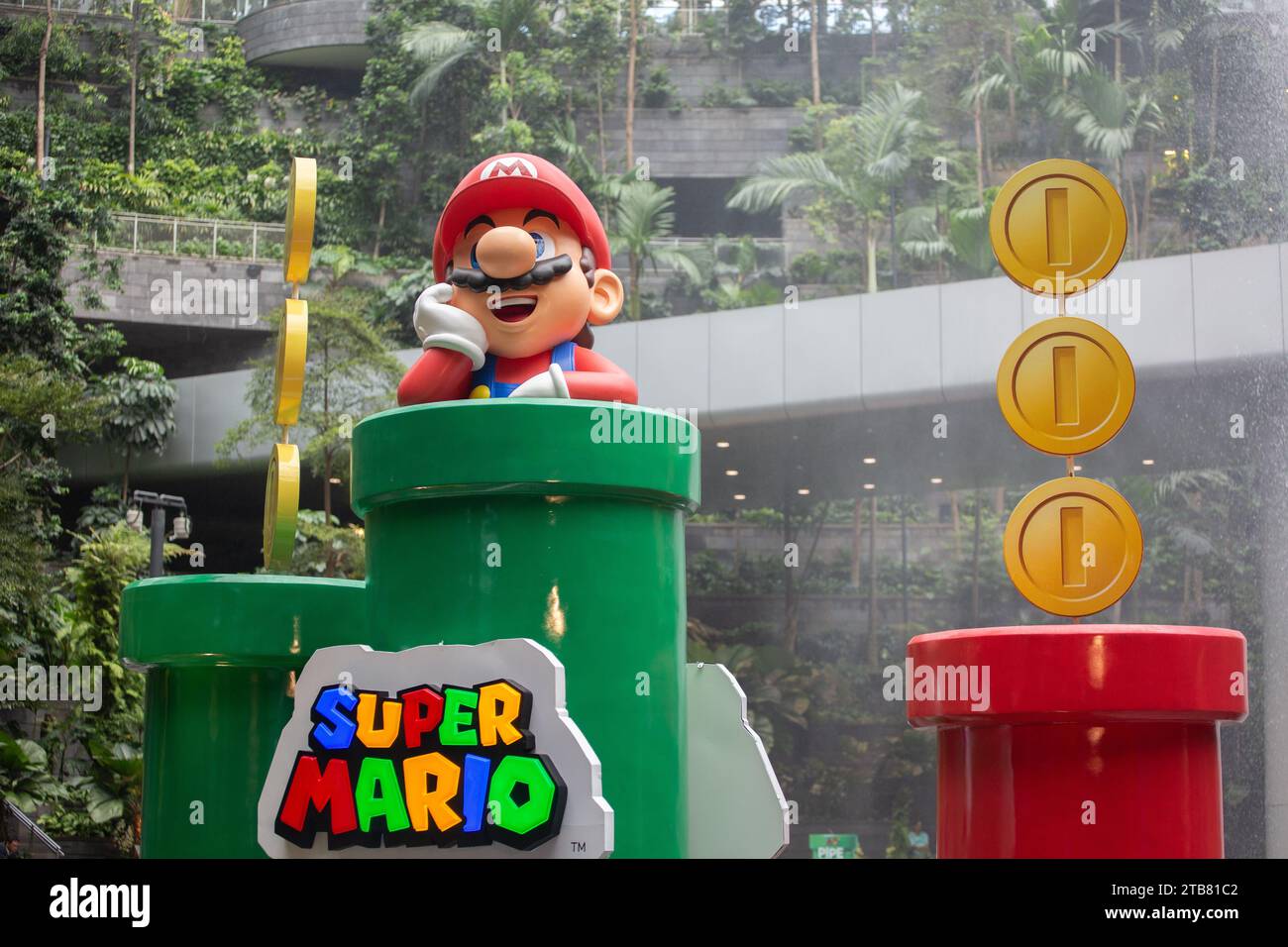 Super Mario posant sur la pipe de Greep à l'aéroport Jewel Changi, Singapour. Banque D'Images