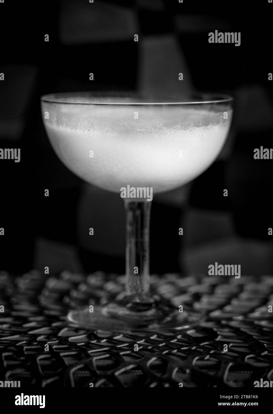 Cocktail White Lady en noir et blanc, gros plan Banque D'Images