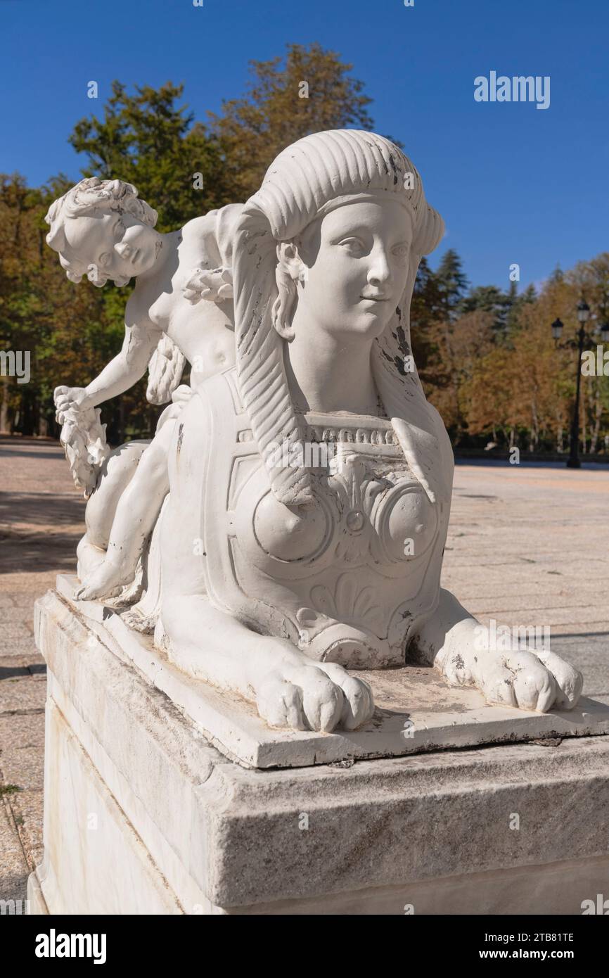 Espagne, Castille, San Ildefonso, Palacio Real de la Granja de San Ildefenso, Sphinx comme statue dans les jardins. Banque D'Images