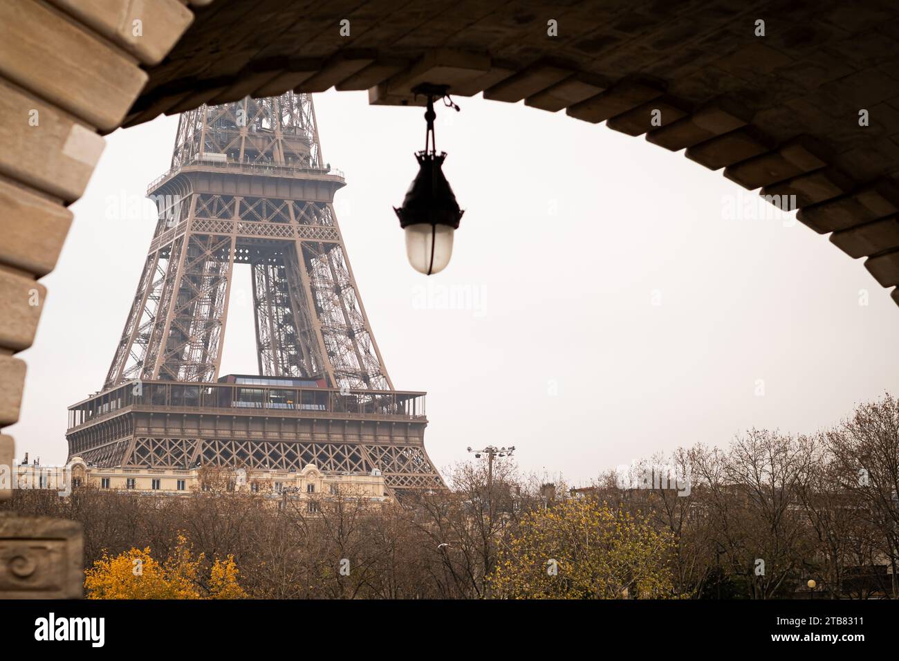 Panorama sur la Tour Eiffel depuis le pont Bir Hakeim à Paris - France Banque D'Images