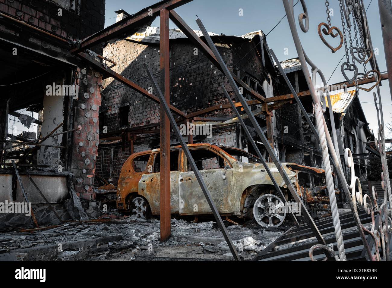 Une voiture brûlée a détruit près d'un bâtiment civil. Le résultat des tirs de mortier. Invasion russe en Ukraine. Banque D'Images