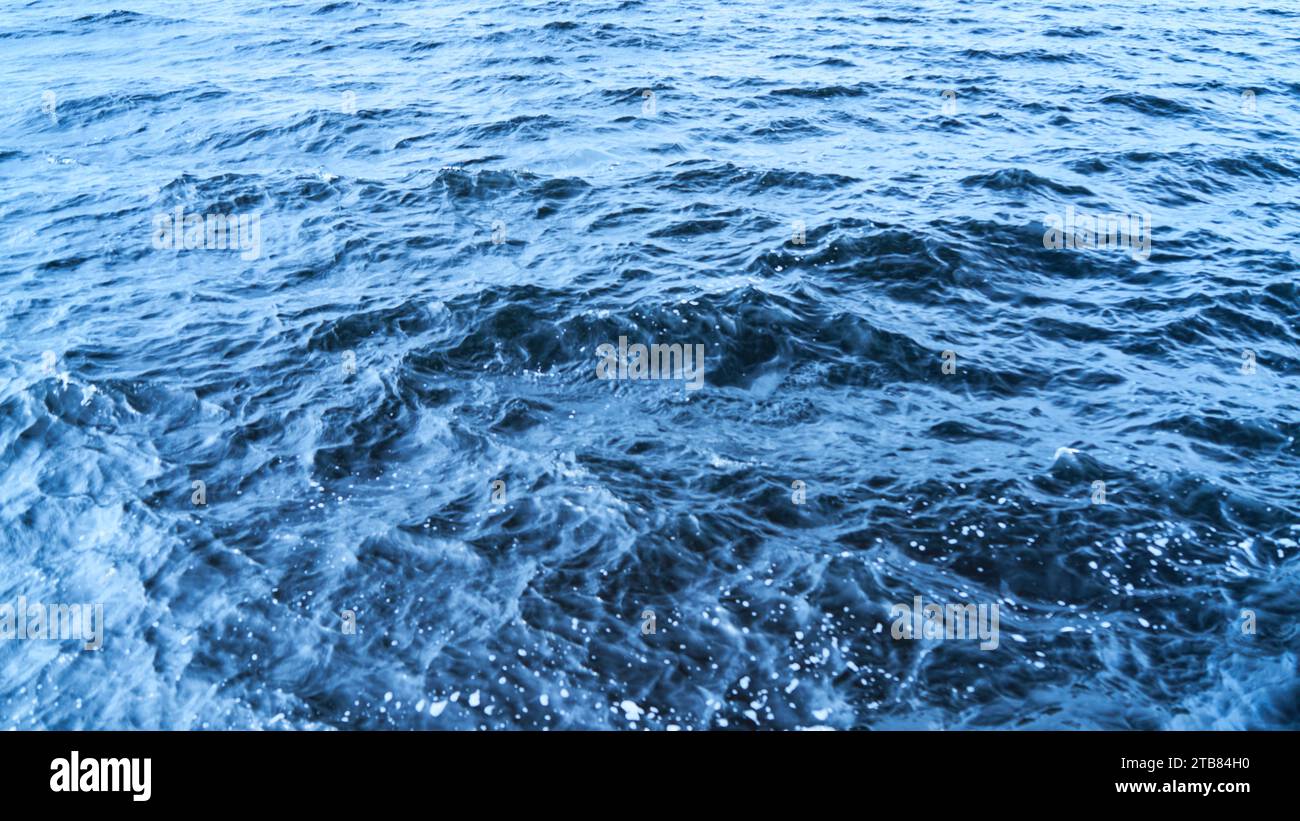 L'eau bleue sur la mer d'océan calme comme fond de texture aquatique Banque D'Images