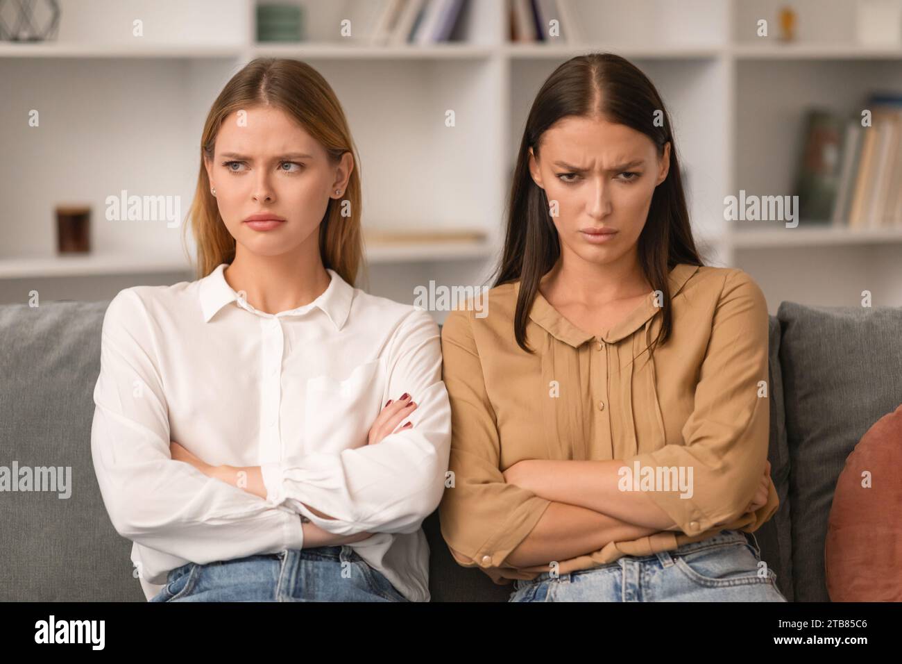 Deux dames en colère après un conflit assis sur un canapé à la maison Banque D'Images