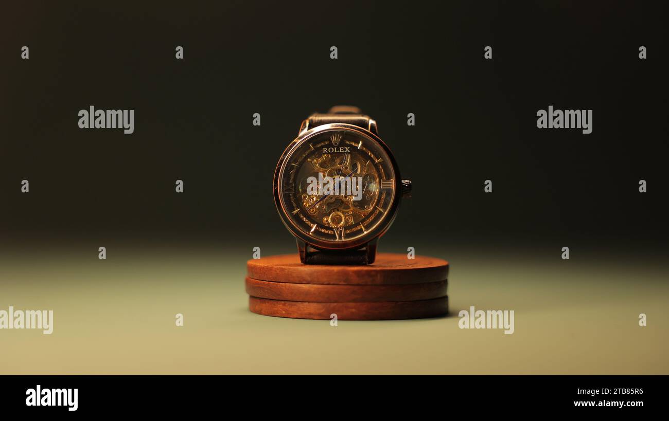 Une montre Rolex sur fond sombre | Photographie de produit Banque D'Images