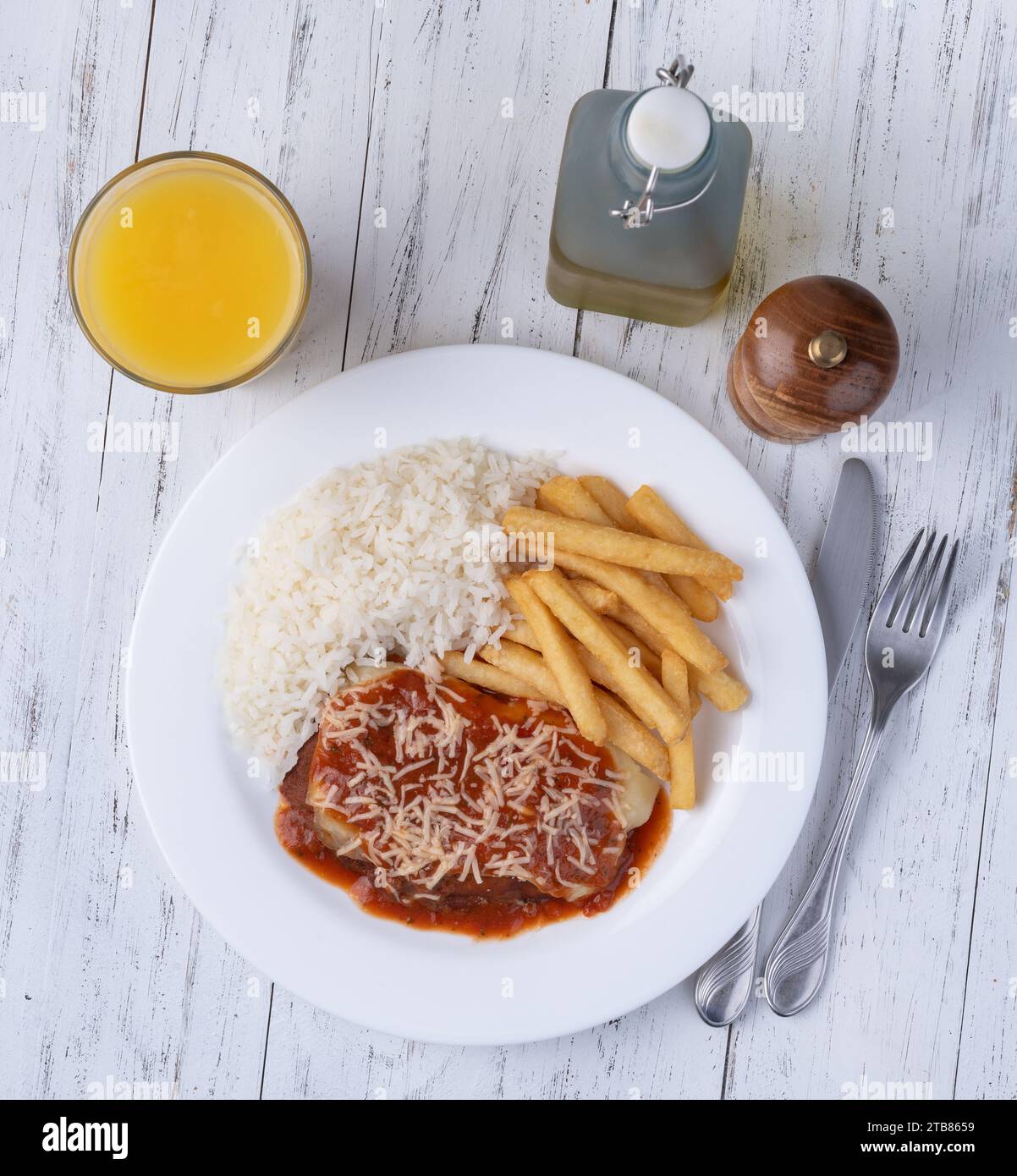 Bœuf Parmegiana, riz et frites. Plat typiquement brésilien. Banque D'Images