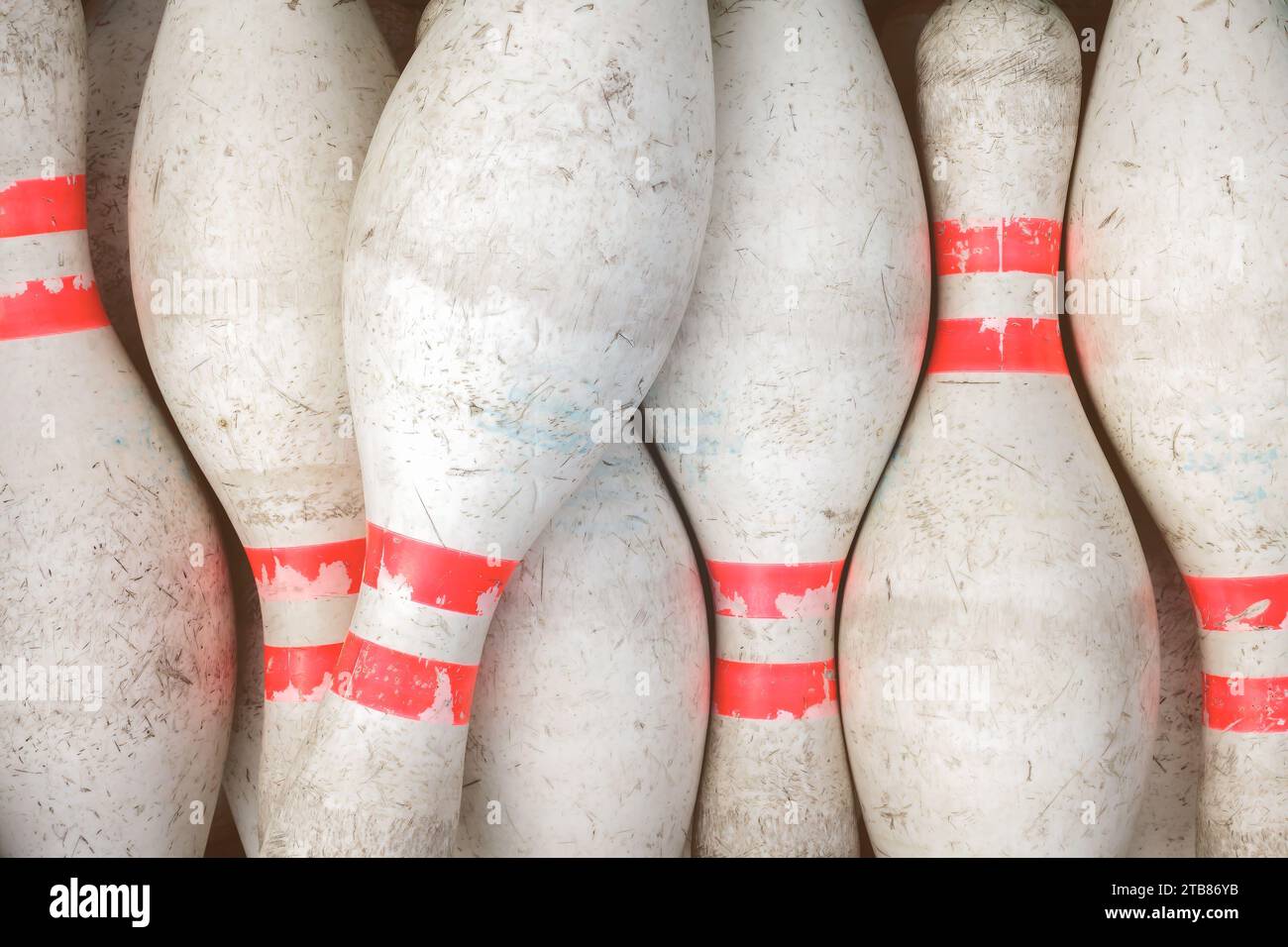 Quilles de bowling blanches patinées vintage avec bande rouge Banque D'Images