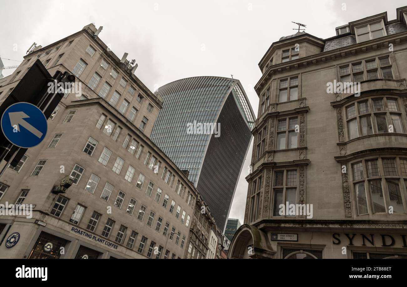 Londres, Royaume-Uni - 27 novembre 2023 - le 20 Fenchurch Street Walkie Talkie Building à Londres éclipse les bâtiments anciens. Espace pour texte, Sélect Banque D'Images