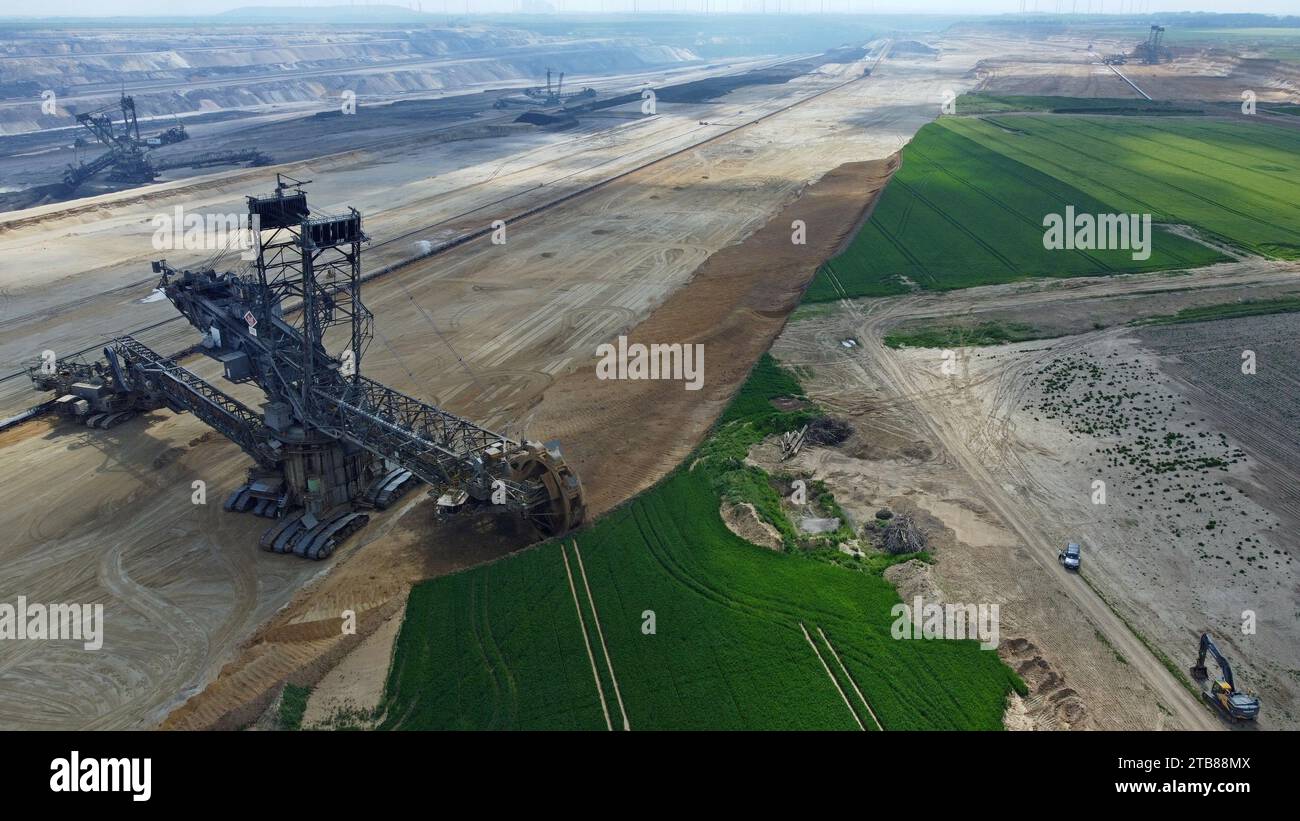 Vue aérienne par drone d'une pelle géante à la mine de lignite à ciel ouvert Garzweiler II, Dusseldorf, Allemagne, mai 2023 Banque D'Images