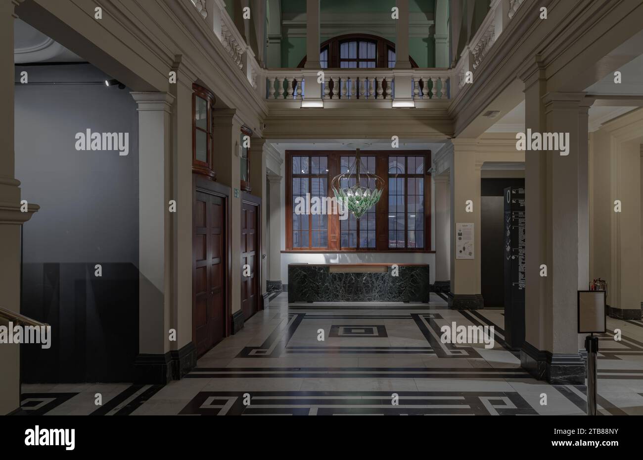 Londres, Royaume-Uni - Nov 27, 2023 - magnifique design d'architecture intérieure. La chambre est de ton sombre Vintage pour révéler la primauté de la structure centrale avec « Banque D'Images