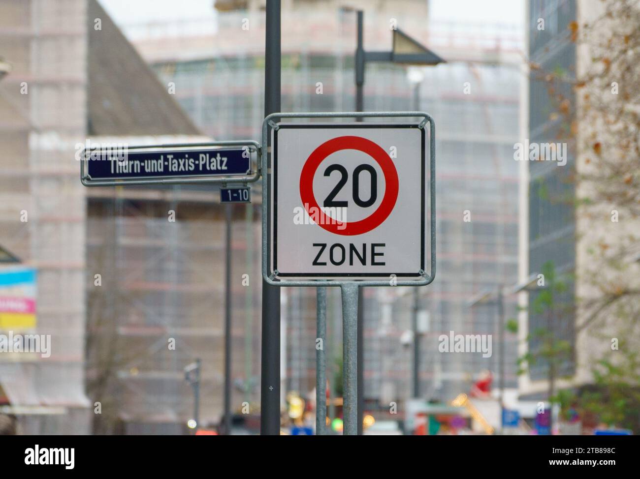 05 décembre 2023, Hesse, Francfort-sur-le-main : un panneau de limitation de vitesse à 20 km/h a été installé à Thurn-und-taxis-Platz. A partir de décembre 2023, une limite de vitesse de 20 km/h s’appliquera dans le centre-ville autour de la bourse. Les premiers panneaux ont été installés entre Börsenstraße et Eschersheimer Landstraße. Entre autres, cela vise à rendre le centre-ville plus sûr et plus agréable à vivre. Photo : Andreas Arnold/dpa Banque D'Images