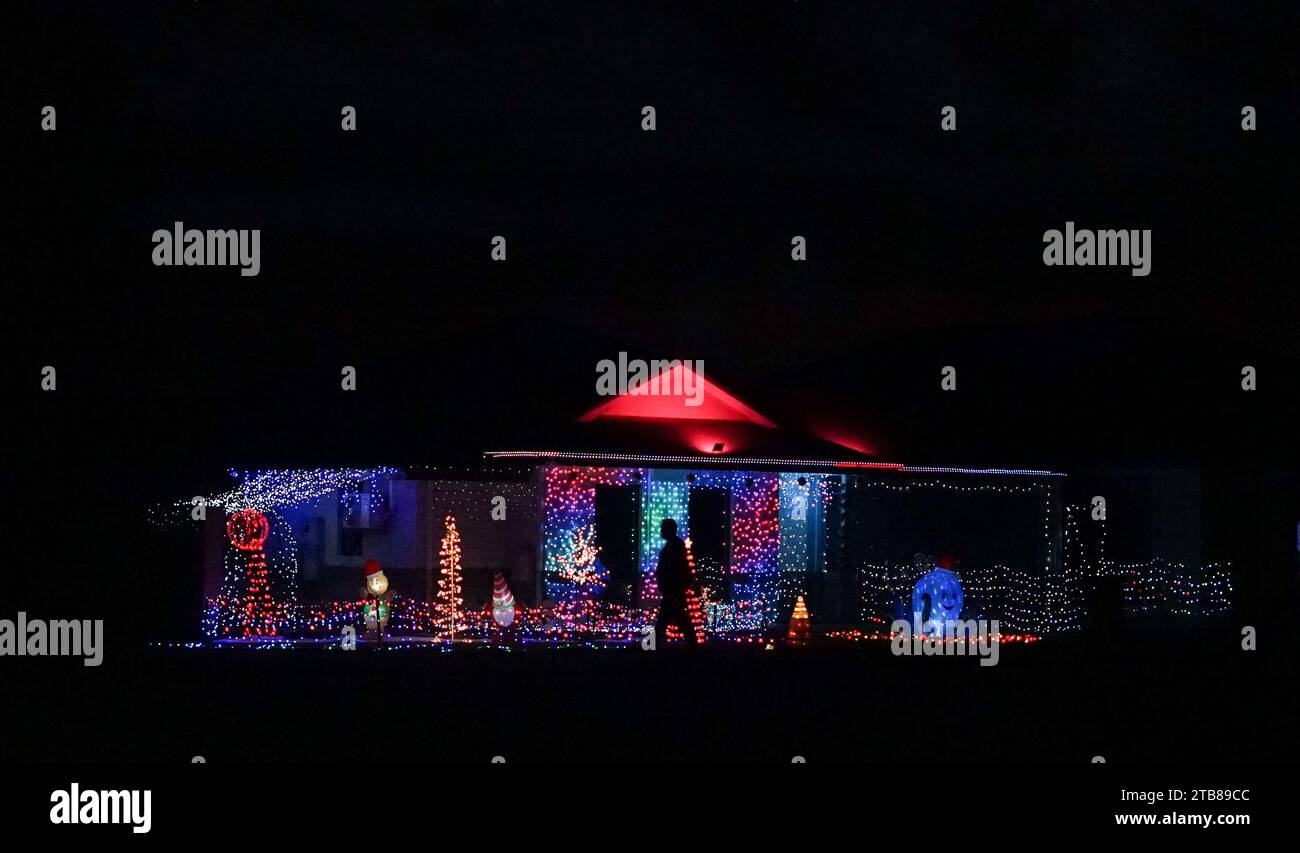 Perth, Australie - décembre 5, 2023 Maisons dans les vignes près de Perth, Australie, ont été décorées avec des lumières et des inflatables sur le thème de Noël.crédit : Steve Parsons/Alamy Live News Banque D'Images