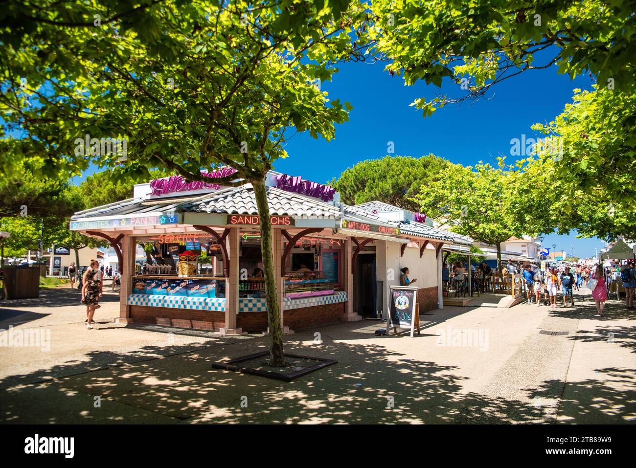 Biscarosse-(sud-ouest de la France) : Biscarosse-Plage, station balnéaire le long de la côte Atlantique. Sandwichs bars et boutiques d'été. Touristes Banque D'Images