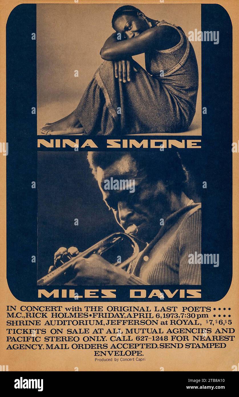 Nina Simone & Miles Davis en concert avec les derniers Poètes originaux au Shrine Auditorium. (Concert Capri, 1973). Carte vitrine concert jazz Banque D'Images