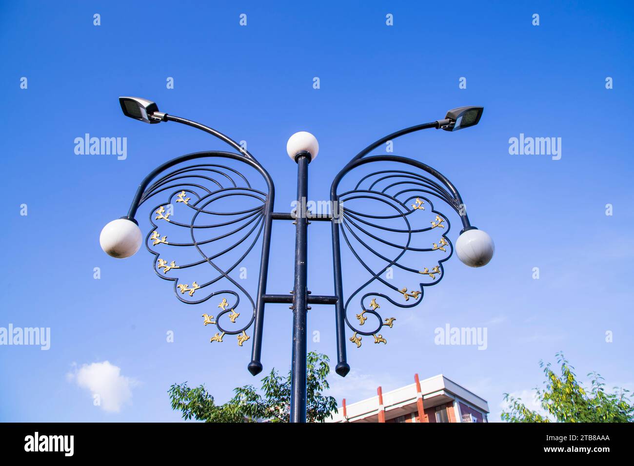 Lampadaire papillon avec ciel bleu dans le Narayanganj du Bangladesh Banque D'Images