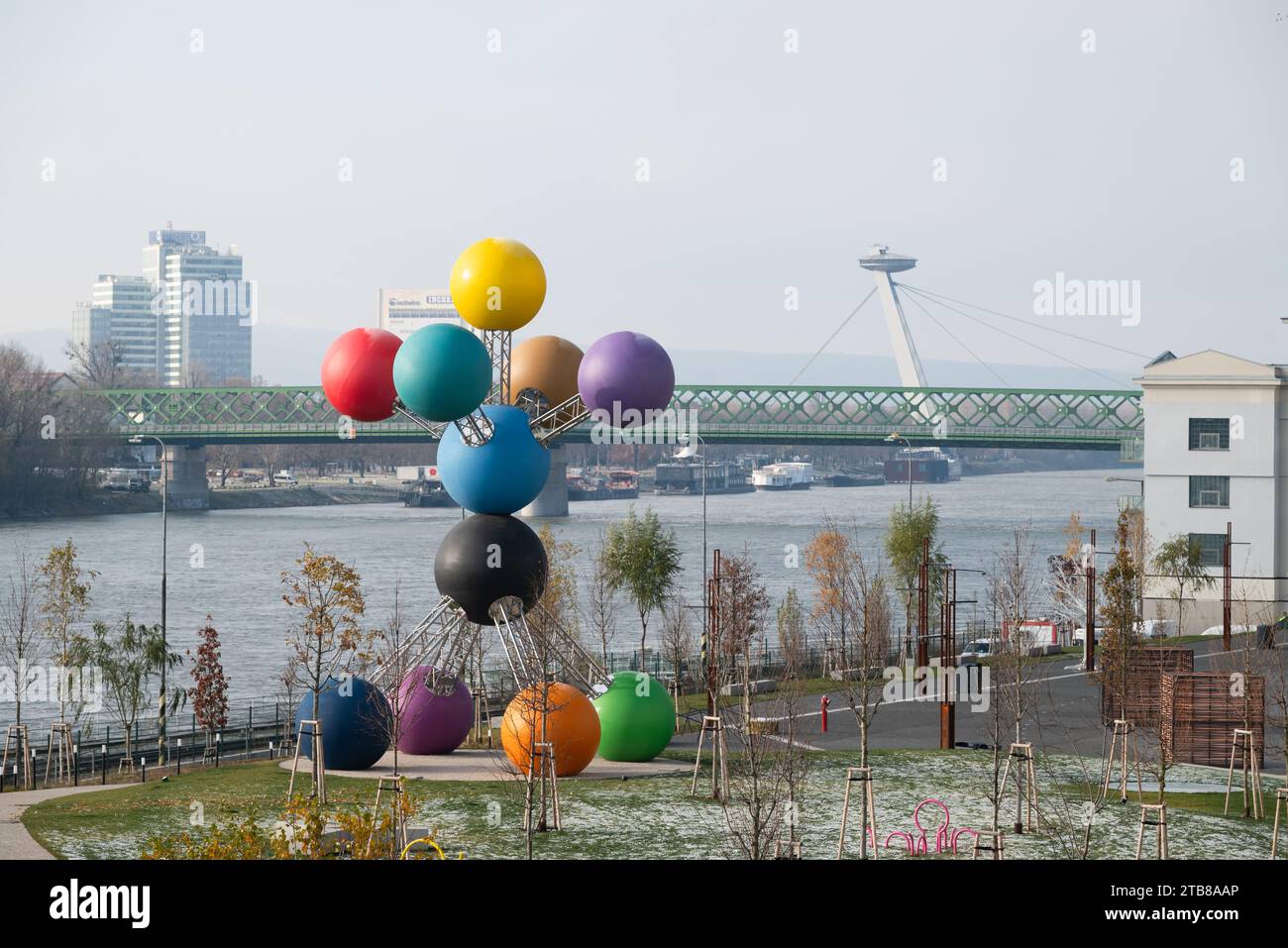 Surplombant le Danube hivernal, ce parc de sculptures animé de Bratislava prend vie sur fond de scènes gelées et de l'emblématique OVNI BR Banque D'Images