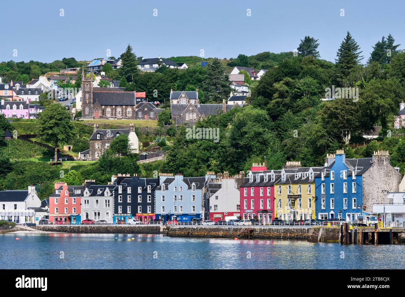 Écosse, Hébrides intérieures, île de Mull : village de Tobermory. Façades de bâtiments colorés le long du front de mer Banque D'Images