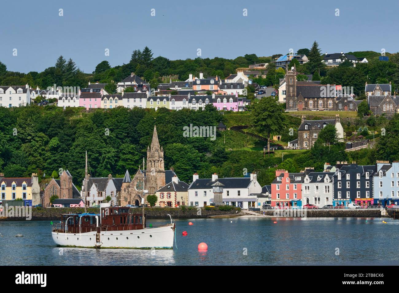 Écosse, Hébrides intérieures, île de Mull : village de Tobermory. Façades de bâtiments colorés le long du front de mer Banque D'Images