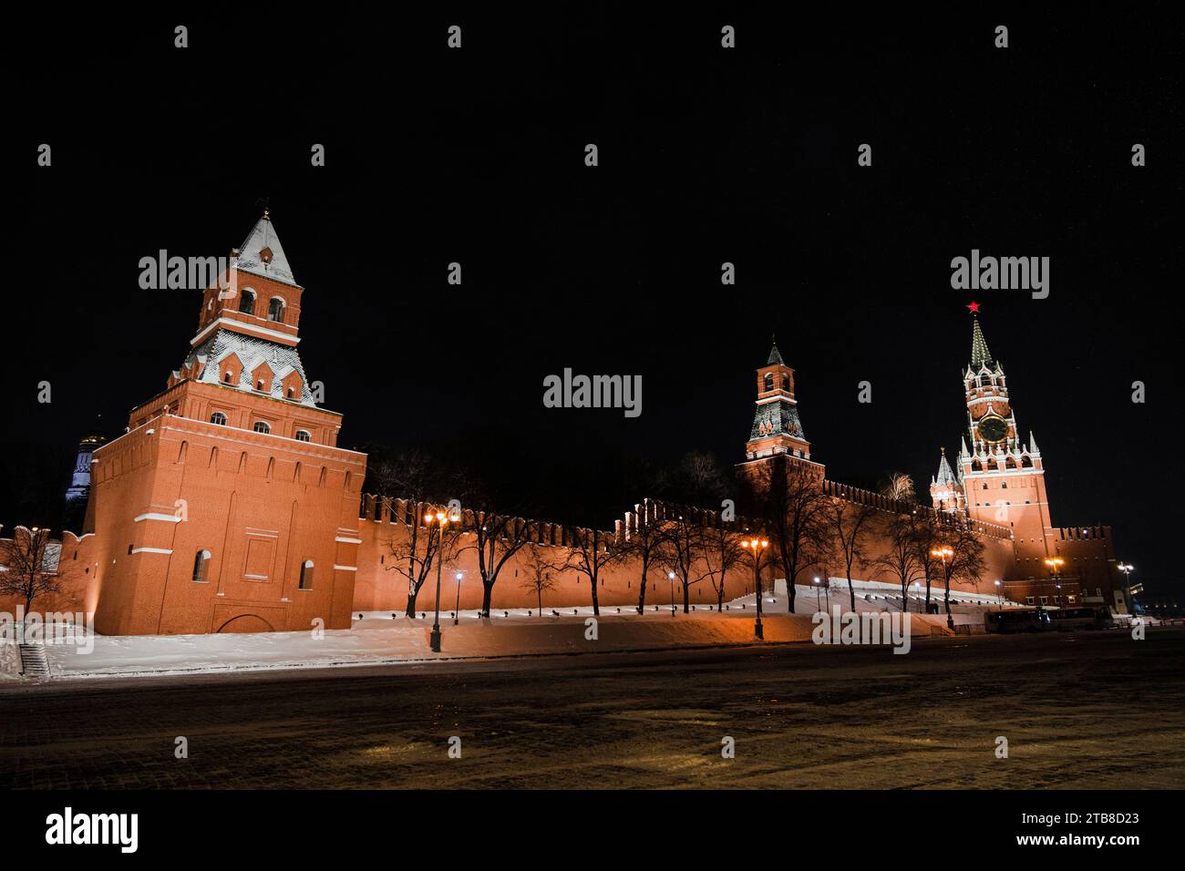 Moscou Kremlin sur la place Rouge la nuit en hiver.Illumination des belles tours du Kremlin. Banque D'Images