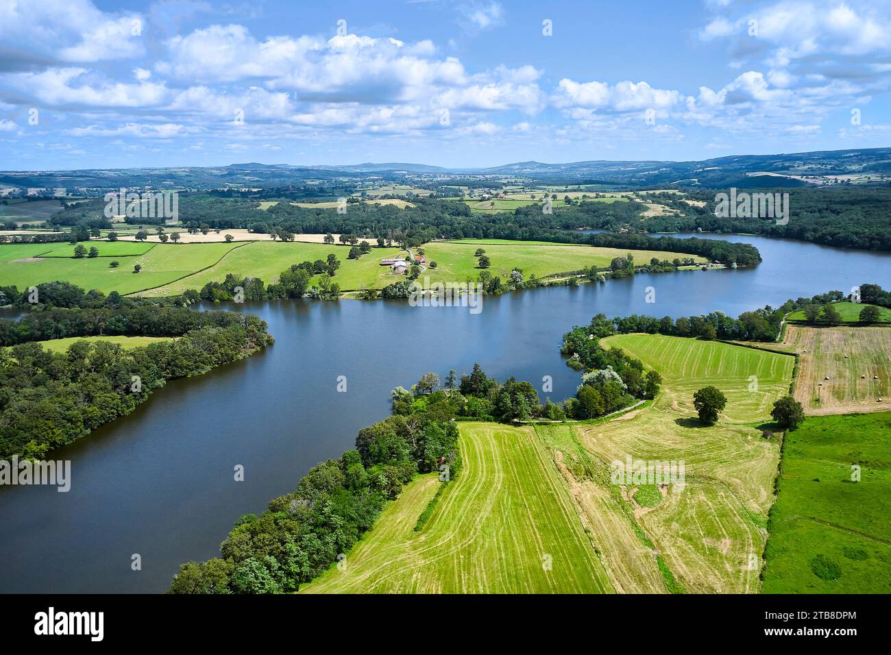 Le Breuil (centre-est de la France) : vue aérienne de l'étang de Montaubry, lac réservoir qui alimente le Canal du Centre Banque D'Images