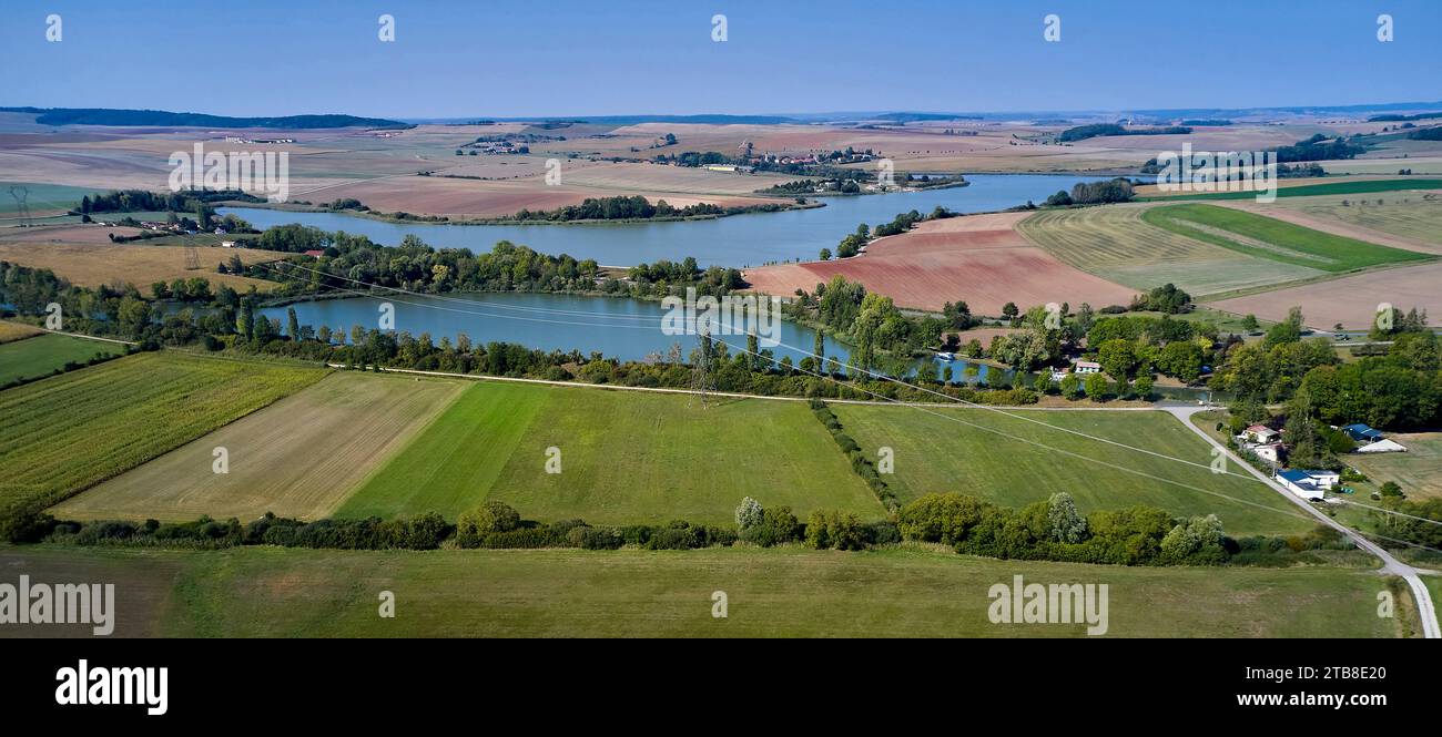 Bures (nord-est de la France) : vue aérienne de l'étang de Parroy qui alimente en eau le canal Marne-Rhin côté Marne. L'étang et le Coun Banque D'Images