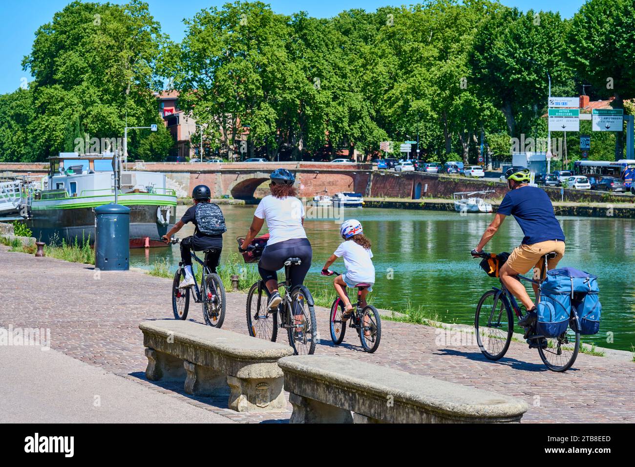 Toulouse (sud de la France) : balade à vélo en famille sur le Canal du midi, arrêt au Port de l'embouchure, où le Canal latéral à la Garonne, le Banque D'Images