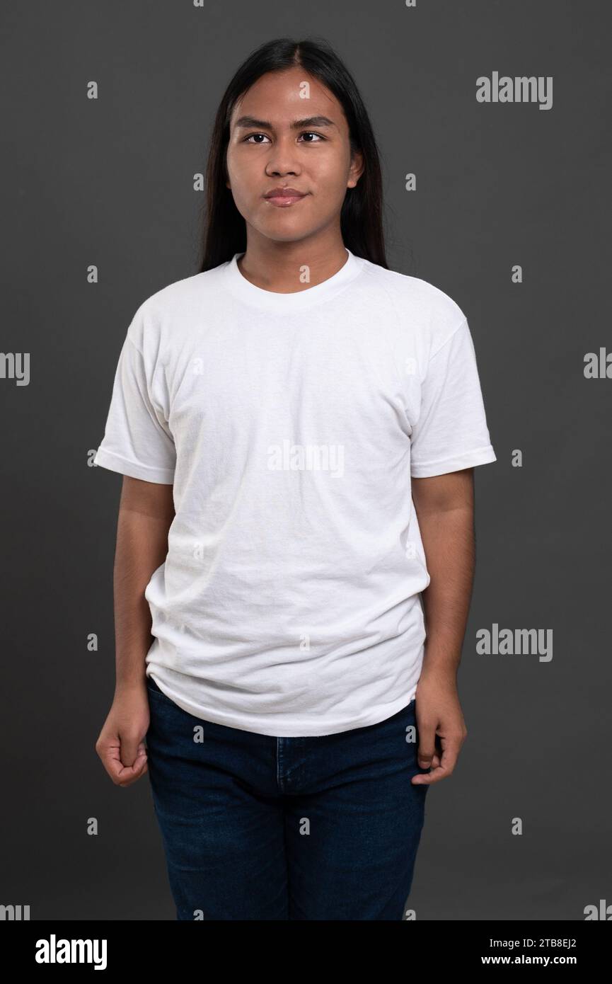 Portrait de jeune homme amérindien isolé sur fond gris de studio Banque D'Images