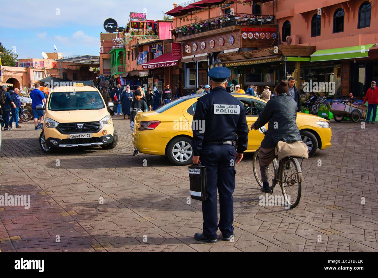 La vie dans les rues de Marrakech, mode de vie à Marrakech, un policier régule la circulation dans les rues de Marrakech Banque D'Images