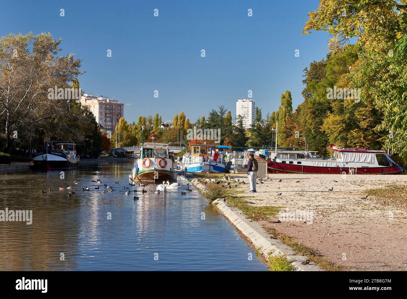Dijon (nord-est de la France) : port fluvial sur le canal de Bourgogne (français « canal de Bourgogne ») Banque D'Images