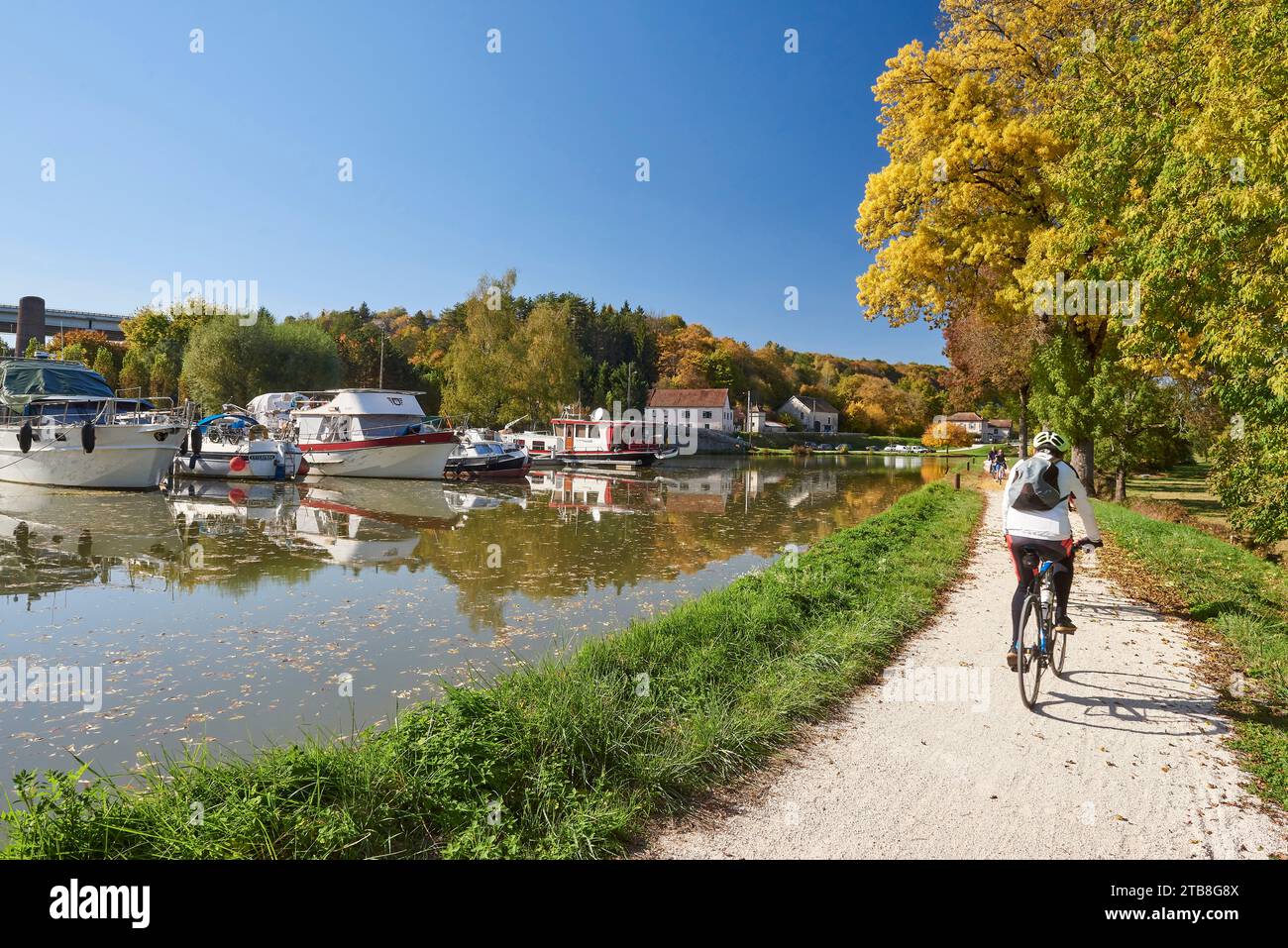 Thorey-sur-Ouche (nord-est de la France) : le canal de Bourgogne et le pont « pont d’Ouche », les péniches amarrées dans le port fluvial et balade à vélo le long de la halte Banque D'Images