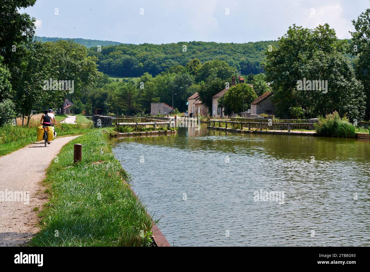 Thorey-sur-Ouche (nord-est de la France) : le canal de Bourgogne et le pont « pont d'Ouche » avec des cyclistes sur les chemins de halage Banque D'Images