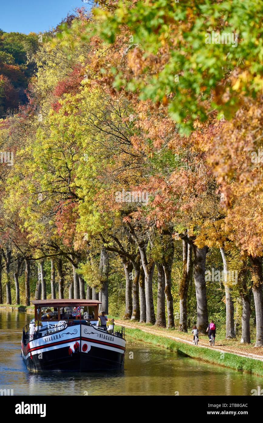 Thorey-sur-Ouche (nord-est de la France) : Hôtel-Péniche Niagara sur le canal de Bourgogne et le pont « pont d'Ouche » avec cyclistes sur les chemins de halage Banque D'Images