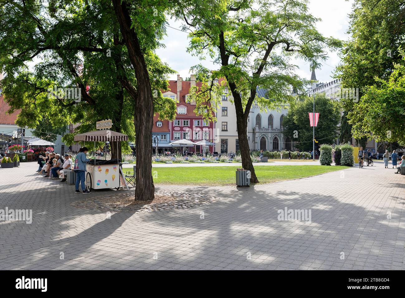 Les habitants et les touristes profitant sur Livu laukums place de la vieille ville sur une belle journée d'été, Riga, Lettonie Banque D'Images