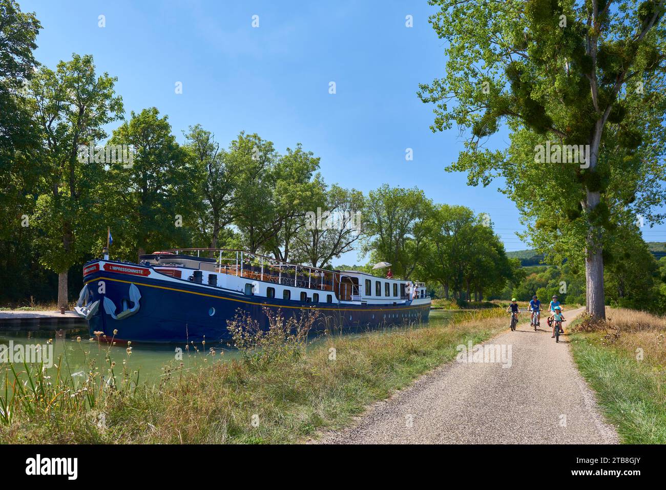 Gissey-sur-Ouche (nord-est de la France) : Hôtel-Péniche l’impressionniste et touristes à vélo à l’écluse 34S sur le Canal de Bourgogne Banque D'Images