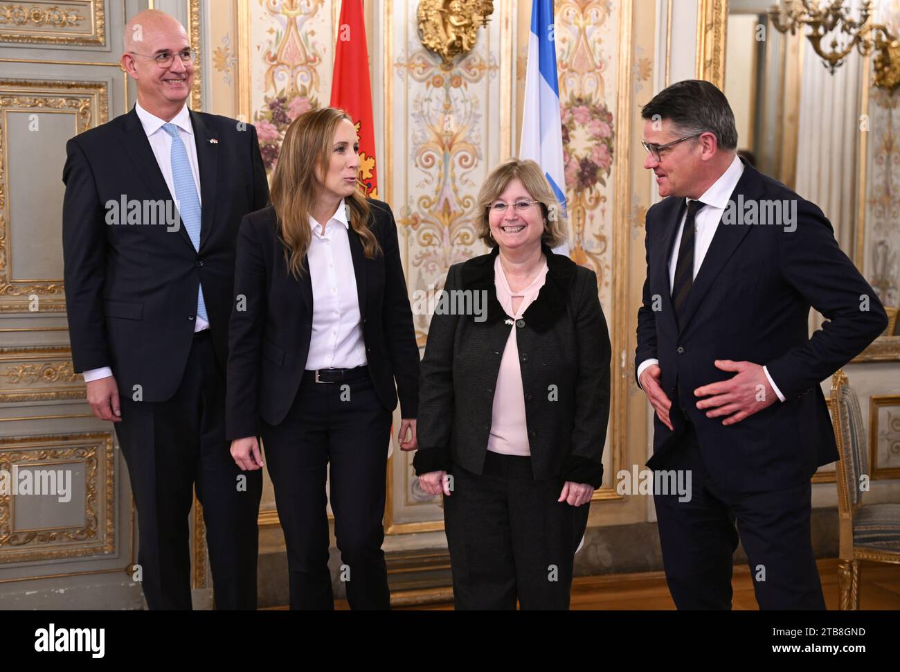 Wiesbaden, Allemagne. 05 décembre 2023. Wilhelm Wolf (de gauche à droite), président de la Cour d'État de Hesse, Astrid Wallmann (CDU), présidente du Parlement de l'État, Talya Lador-fresher, consul général israélien responsable de l'État de Hesse, et Boris Rhein (CDU), ministre-président de la Hesse, se tiennent ensemble dans la salle plénière du Parlement de l'Etat au début d'un service commémoratif pour les victimes de l'attaque du Hamas contre Israël. Crédit : Arne Dedert/dpa/Alamy Live News Banque D'Images