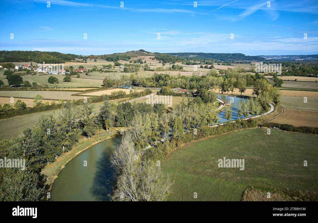 Chassey (nord-est de la France) : bords du canal de Bourgogne, près des loges, hébergements insolites Banque D'Images