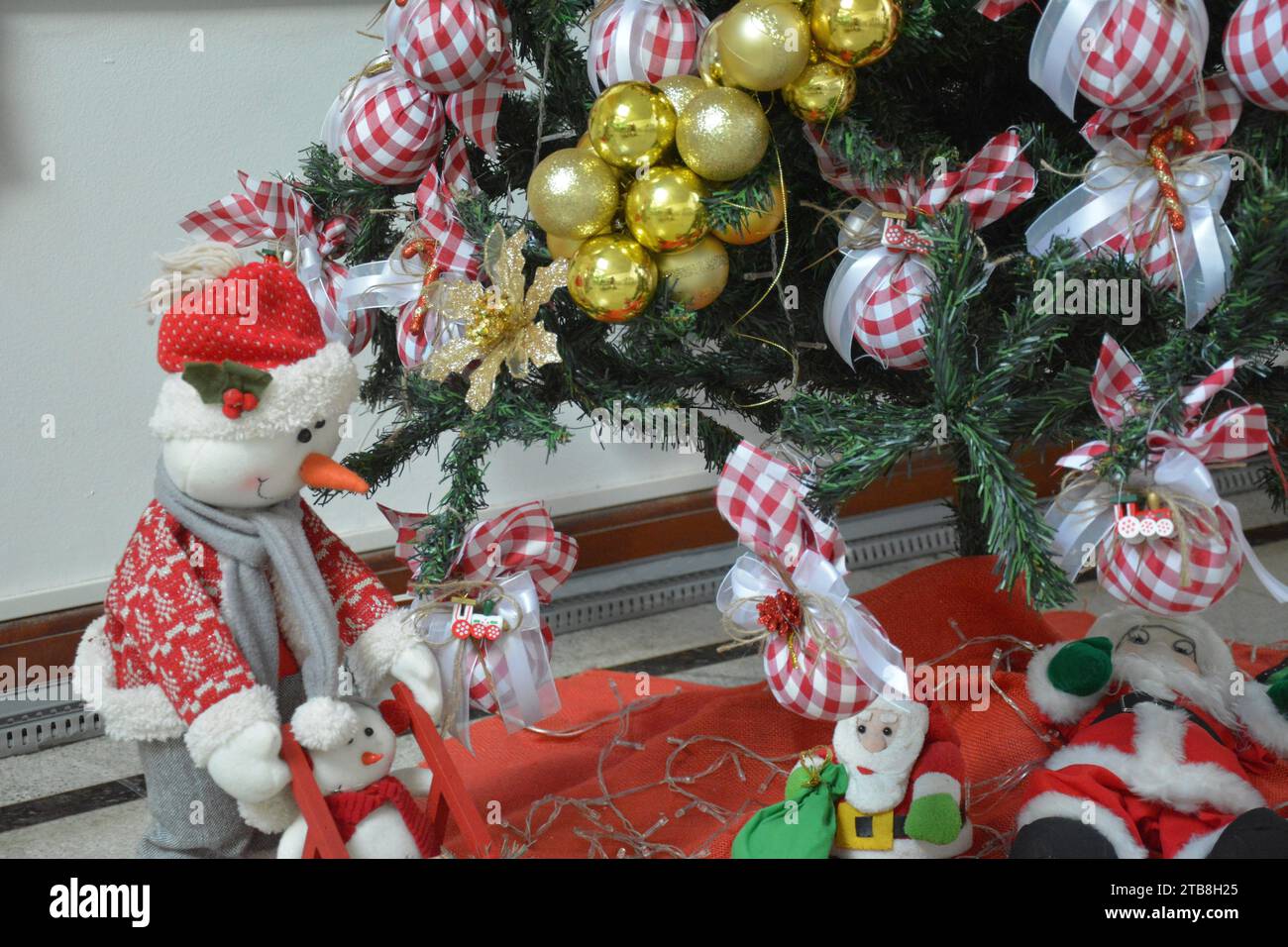 Base d'arbre de Noël avec boules d'or et Père Noël. Brésil Banque D'Images