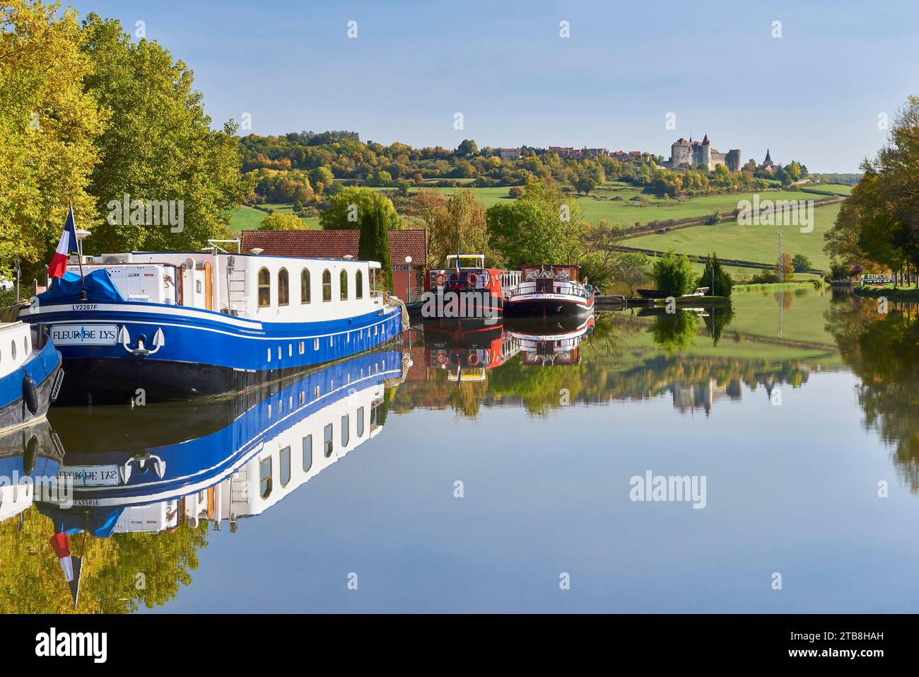 Vandenesse-en-Auxois (nord-est de la France) : vue sur le château de Châteauneuf depuis le port de Vandenesse le long du Canal de Bourgogne en automne Banque D'Images