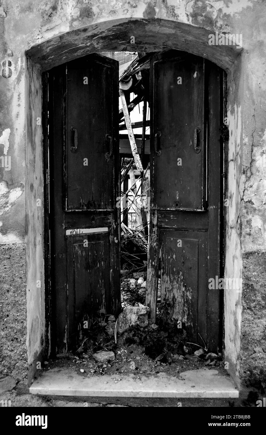 Porte détruite d'une maison détruite Banque D'Images