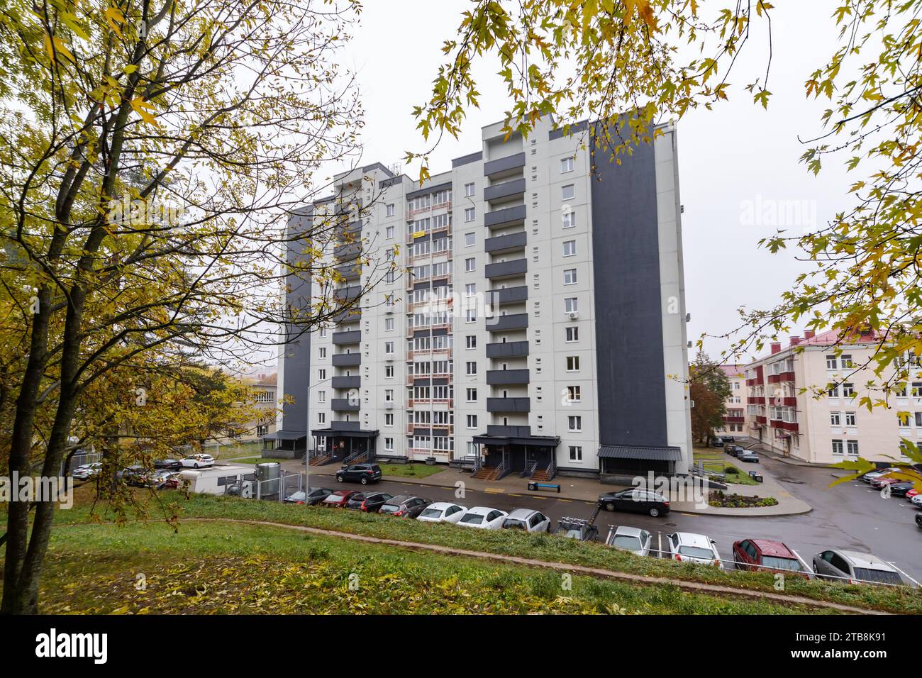 Immeubles d'appartements à Minsk à l'automne Banque D'Images