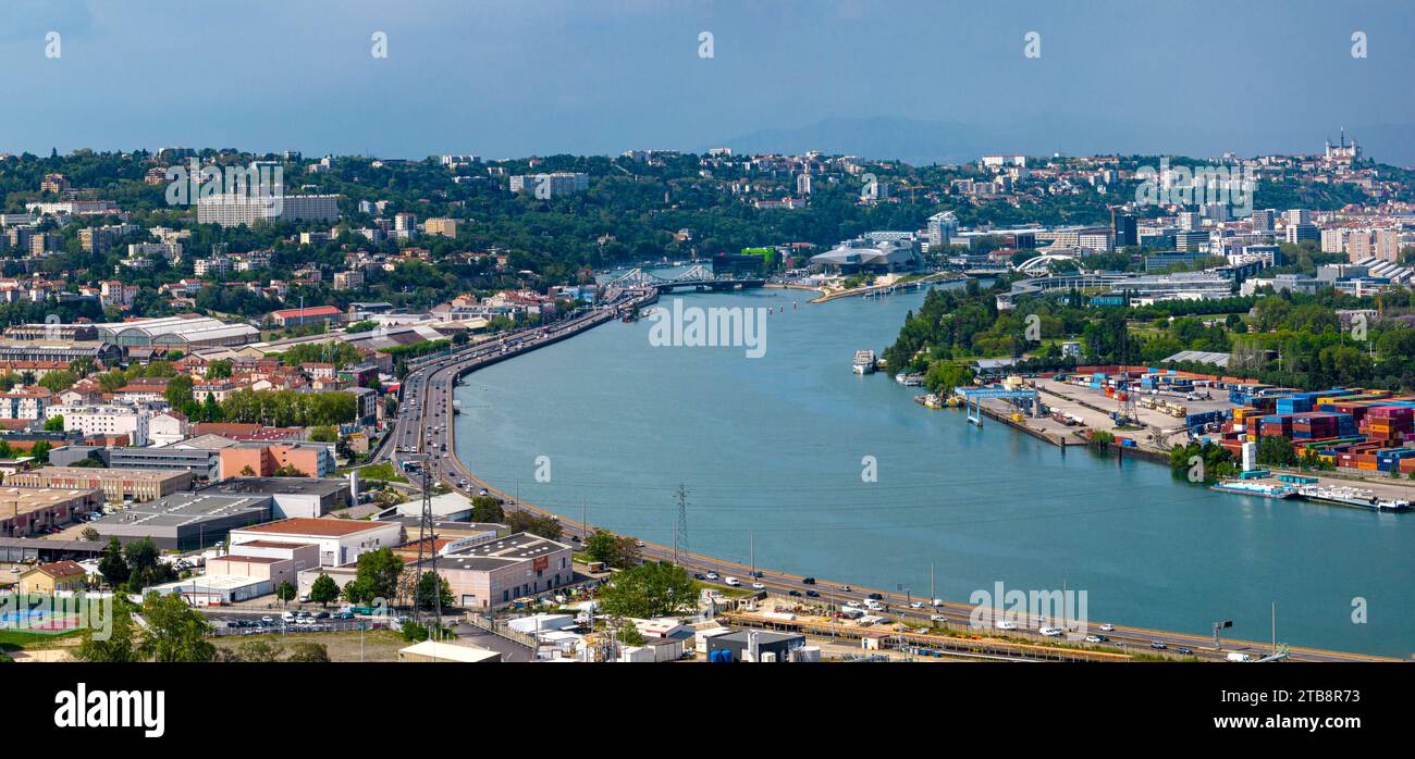 Lyon (centre-est de la France) : vue aérienne du Rhône et du domaine des Gones depuis le sud. En arrière-plan, le site de la nouvelle passerelle l Banque D'Images