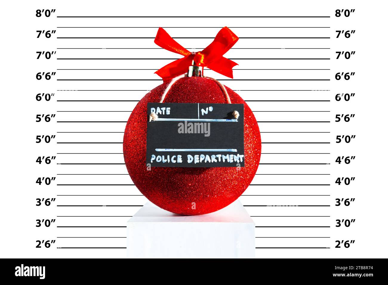 Boule rouge de Noël avec affiche du département de police. Espace de copie, vide. Banque D'Images