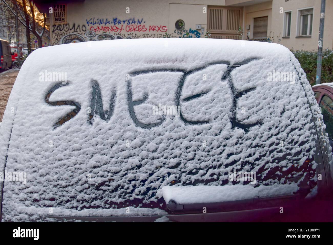 Wintereinbruch, Schnee auf PKW, Schriftzug SNEEE in den Schnee gemalt, Berlin Banque D'Images