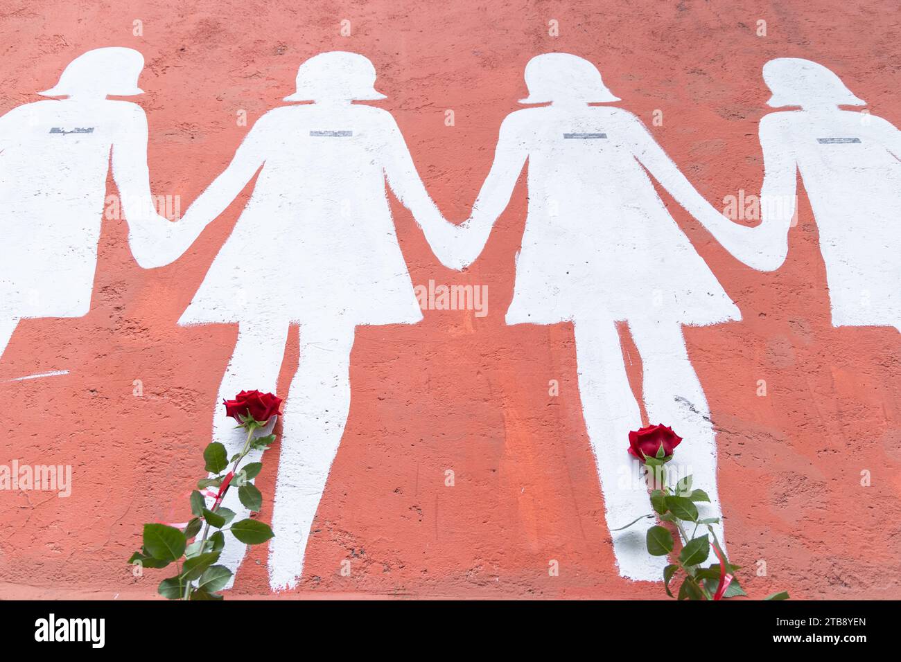 Rome, Italie. 5 décembre 2023. Moment de flashmob dédié à Giulia Cecchettin devant une murale dédiée aux victimes du féminicide dans le quartier San Lorenzo de Rome. (Image de crédit : © Matteo Nardone/Pacific Press via ZUMA Press Wire) USAGE ÉDITORIAL SEULEMENT! Non destiné à UN USAGE commercial ! Banque D'Images