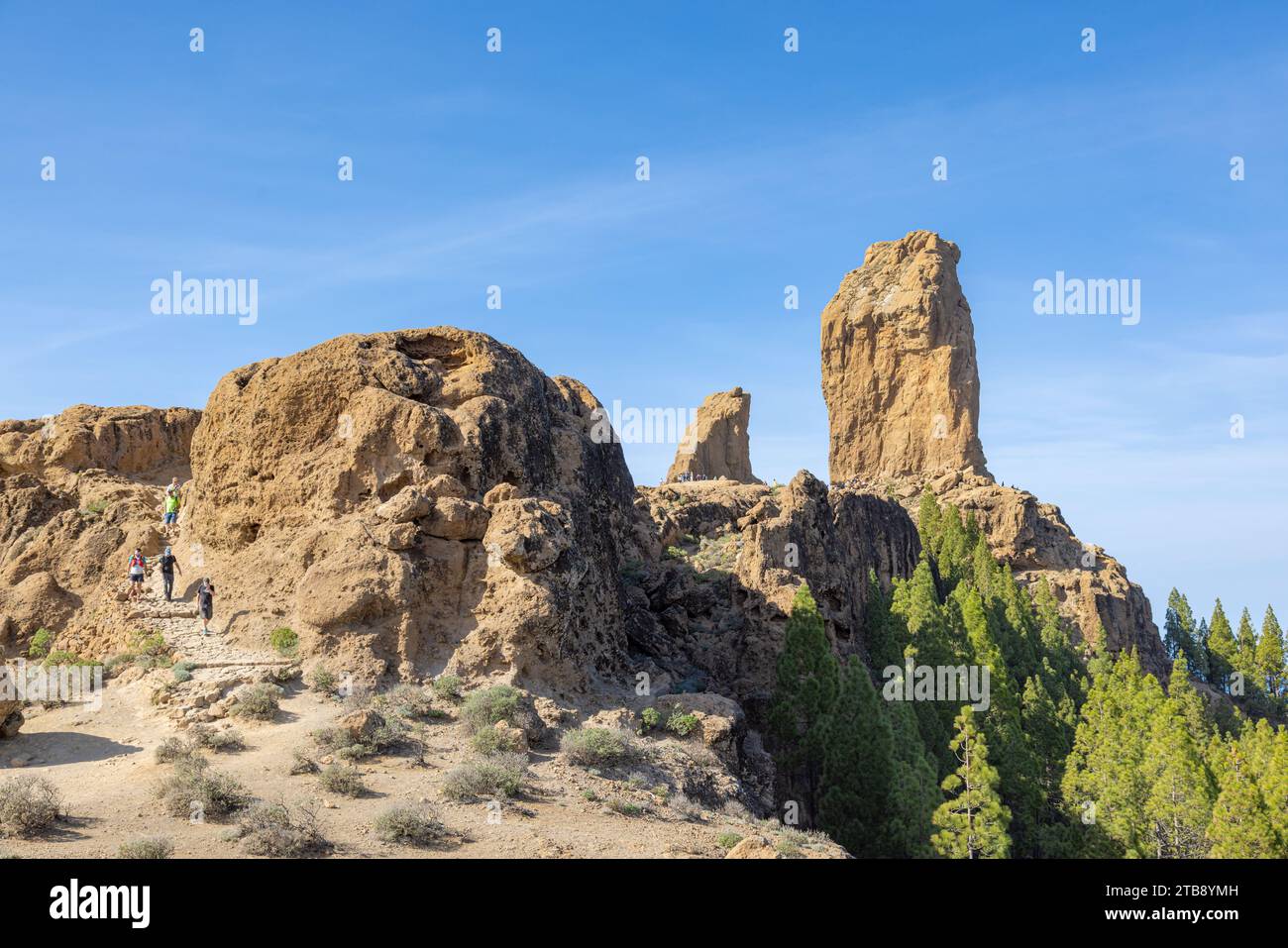 Roque Nublo, Gran Canaria, Espagne - 22 novembre 2023 : les randonneurs marchent jusqu'à la montagne sacrée Roque Nublo dans le parc rural Roque Nublo, Gran Canary, Canaries Banque D'Images