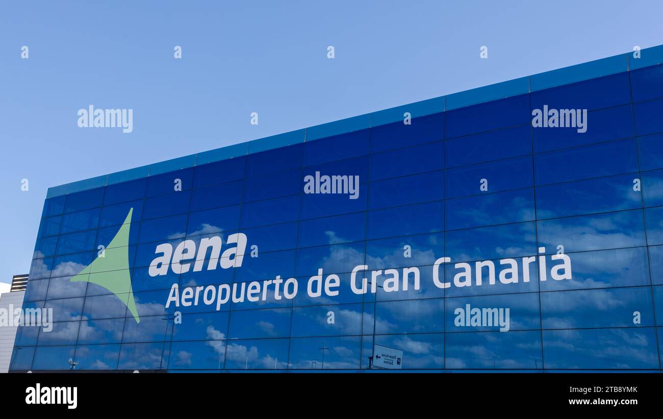 Las Palmas, Espagne - 28 novembre 2023 : terminal de l'aéroport international Aeropuerto de Gran Canaria (LPA) près de Las Palmas, Espagne. Réflexion du nuage dans Banque D'Images