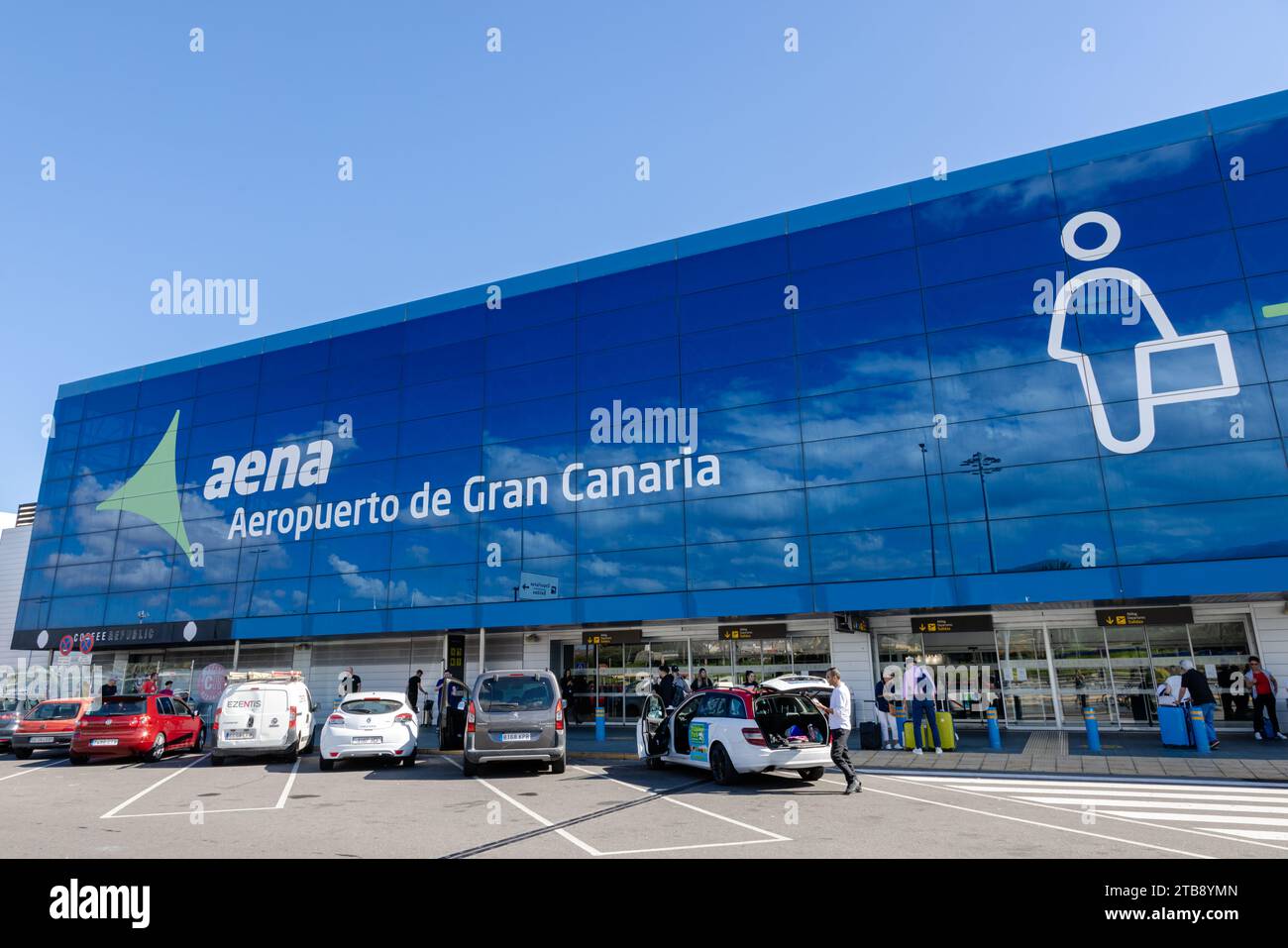 Las Palmas, Espagne - 28 novembre 2023 : terminal de l'aéroport international Aeropuerto de Gran Canaria (LPA) près de Las Palmas, Espagne. Réflexion du nuage dans Banque D'Images